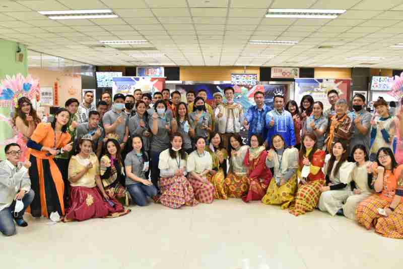 友達推動「安心、、創新、、、、用心、、、、同心、、盡心」五星職旅，，，，為菲籍員工打造全方位照護，，，，首度贏得「人權實踐與發展領袖獎」殊榮