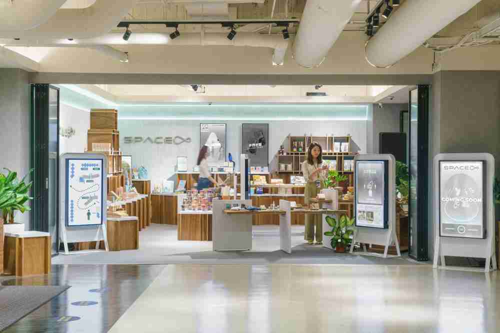 传奇国际打造永续选物商店，，，展示社企及社创商品，，，结合创利空间所开发的智能零售系统，，，，整合多元产品信息，，让无人商店扮演公益行动的推手