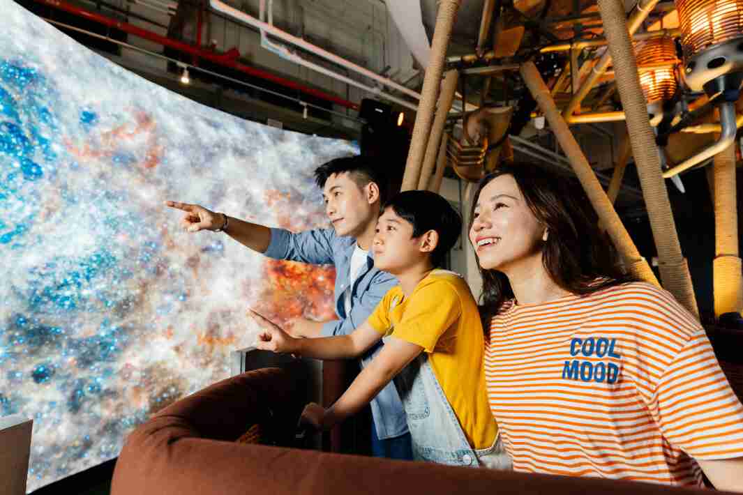 传奇国际打造全台最大宽6公尺、、、高4公尺、、、唯一搭载LED弧形拼接显示屏的动感飞行船，，，让乘客驻足在热气球上，，，享受身历其境的伪出国旅游乐趣