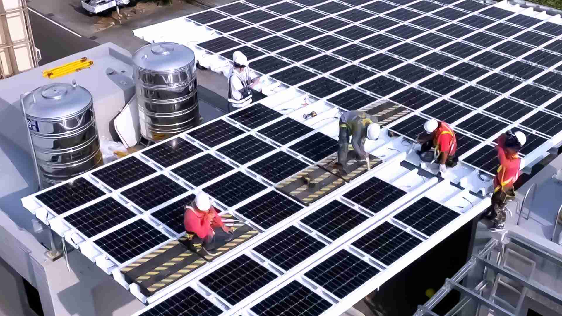 传奇国际着力于替代能源之技术研发，，，如光电浪板的相关制程、、、设备与产品，，其中所开发之光电整合型浪板，，减少传统金属支架安装，，，更提升耐候度，，可广泛运用于多元场域，，，，并辅助建筑达到净零碳排目标