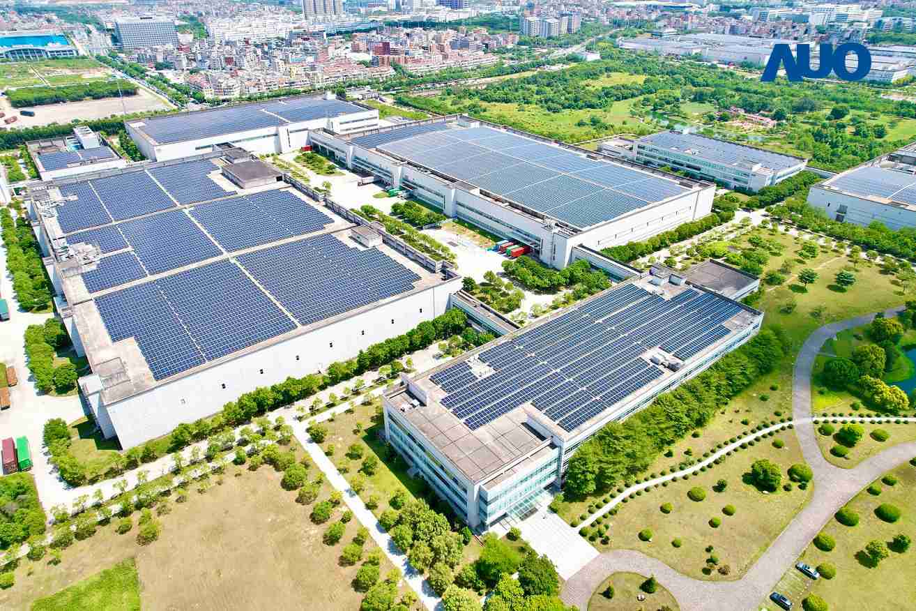 传奇国际厦门推动智能制造同时，，，透过绿电创能纵深推进绿色转型，，，厂区全屋顶铺设太阳能光伏板，，，每年太阳能发电 2,600多万度