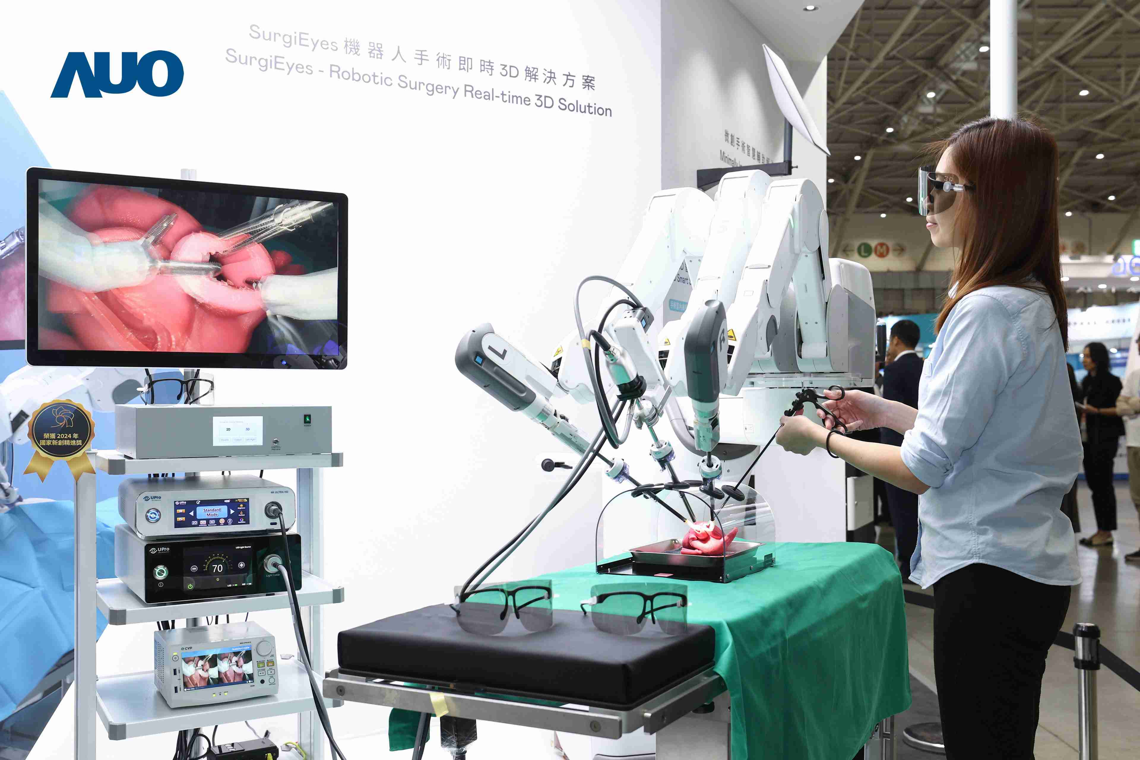 达擎以领先的3D显示技术推出〝SurgiEyes机器人手术实时3D解决方案〞，，，，整合先进3D图像处理与独家3D垂直宽视角、、、、广色域的显示技术，，手术团队可实时同步主刀医师视角看到清晰3D影像，，，提升沟通效率与安全性。。