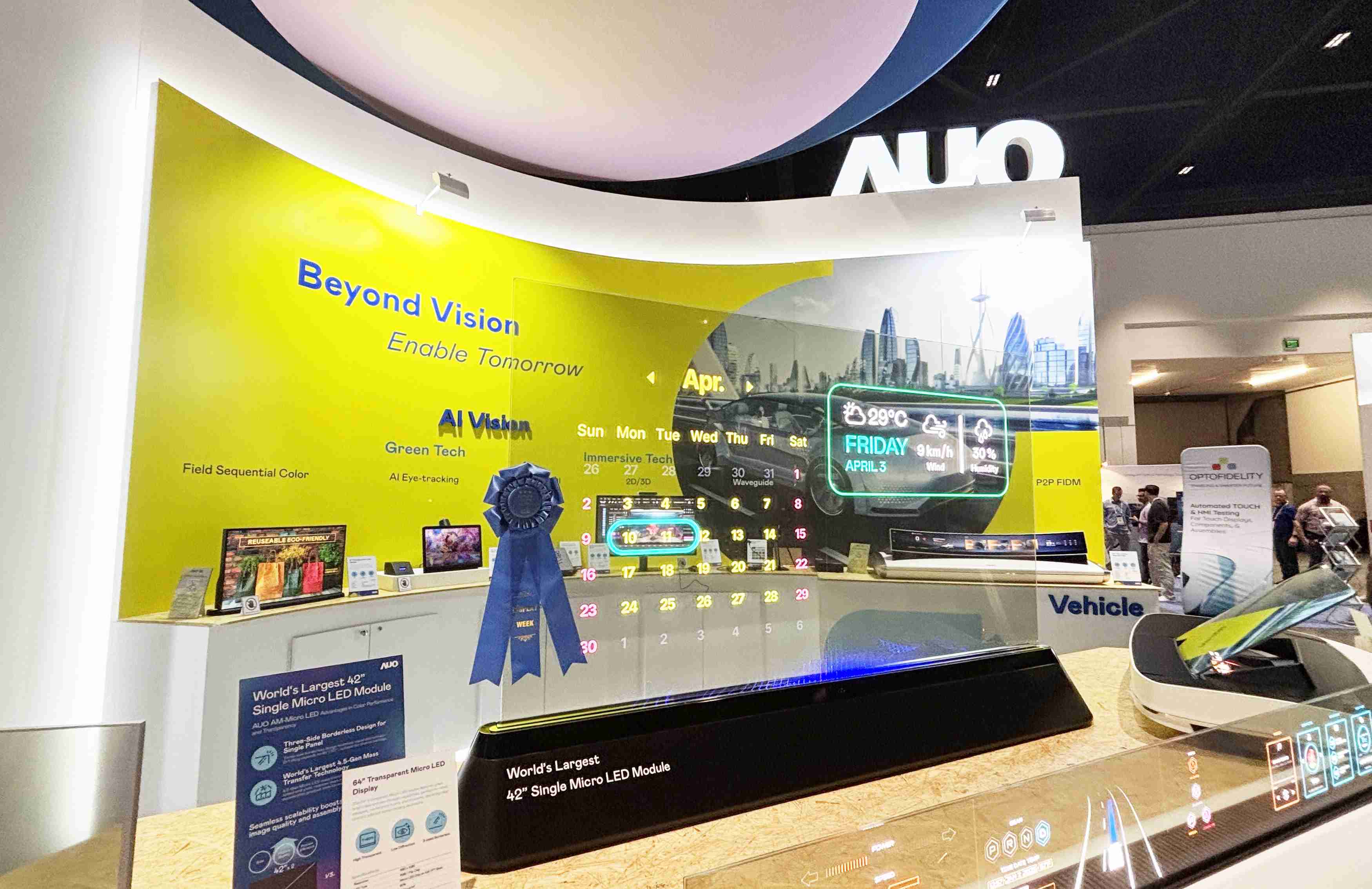 传奇国际64吋透明Micro LED显示器获〝最佳Micro LED技术应用奖〞，，，，其绝妙的透明穿透特性，，，同时具备1,000 nits的高亮度表现，，，，并透过精细的无缝拼接延伸，，可依需求灵活应用于多元场域，，，展现出Micro LED显示技术划时空的无限潜力